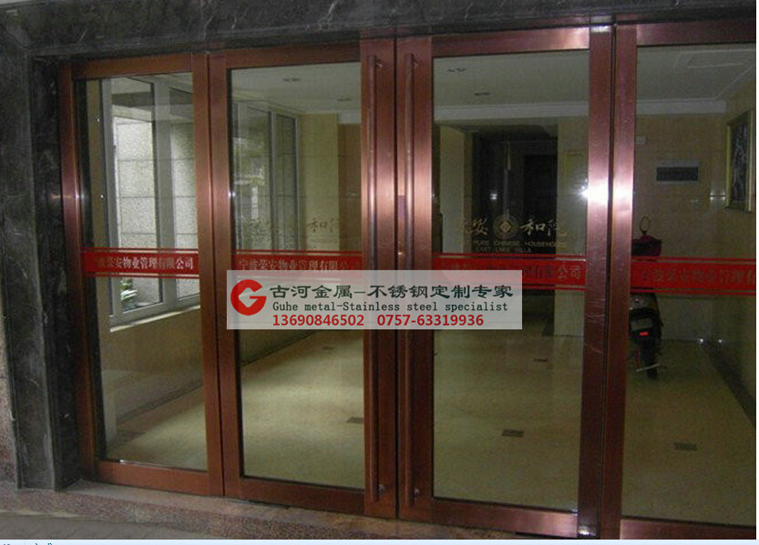门业图片-不锈钢地弹簧门黑钛金不锈钢玻璃门，黄钛金不锈钢框玻璃门，沈阳商场不锈钢仿古铜地弹簧门规格可定制生产图片
